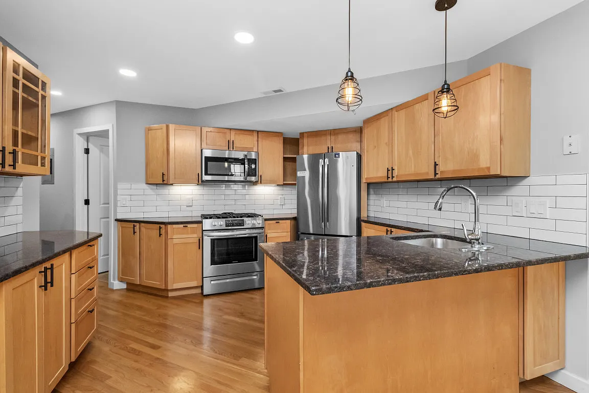 2 bed, 936 sqft, $3,850 — Photo 3
