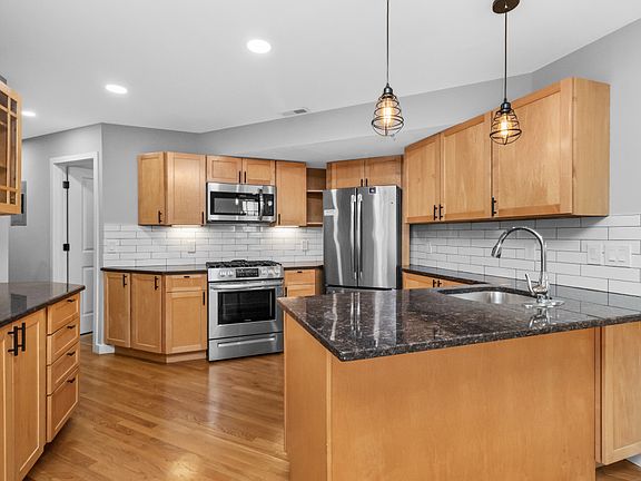 3rd image of 40 Baxter St