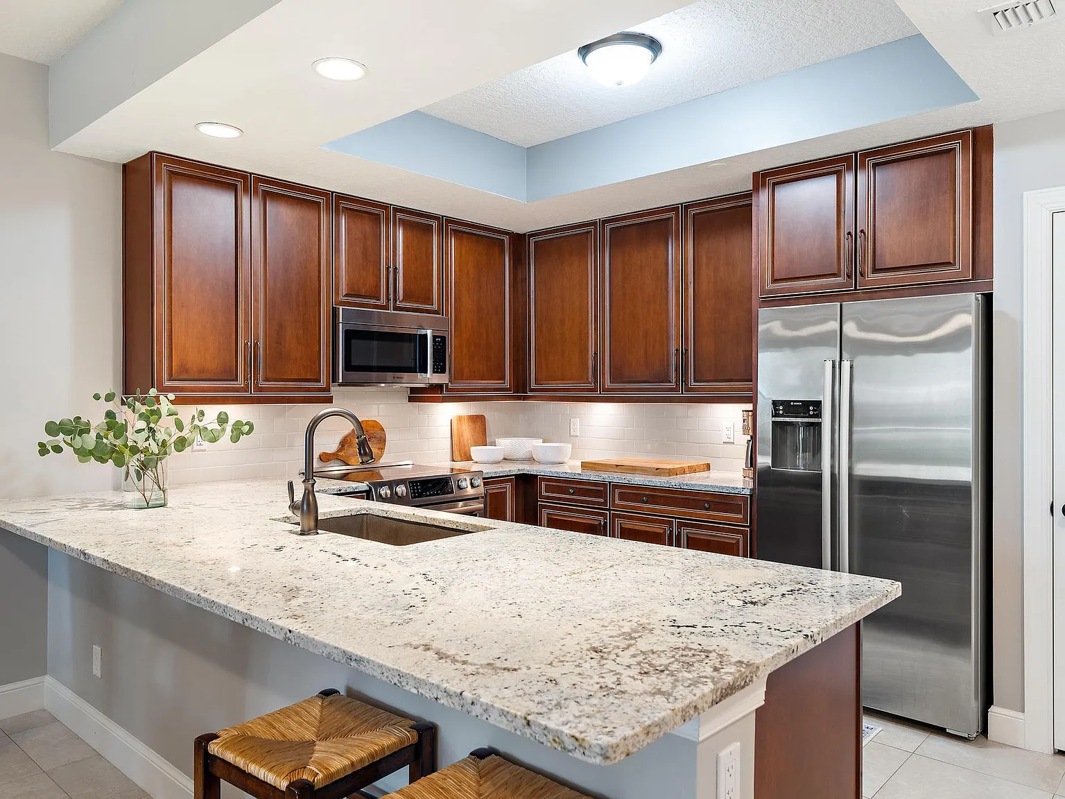2 bed, 2.0 bath, 1275 sqft, $5,000 — Photo 4