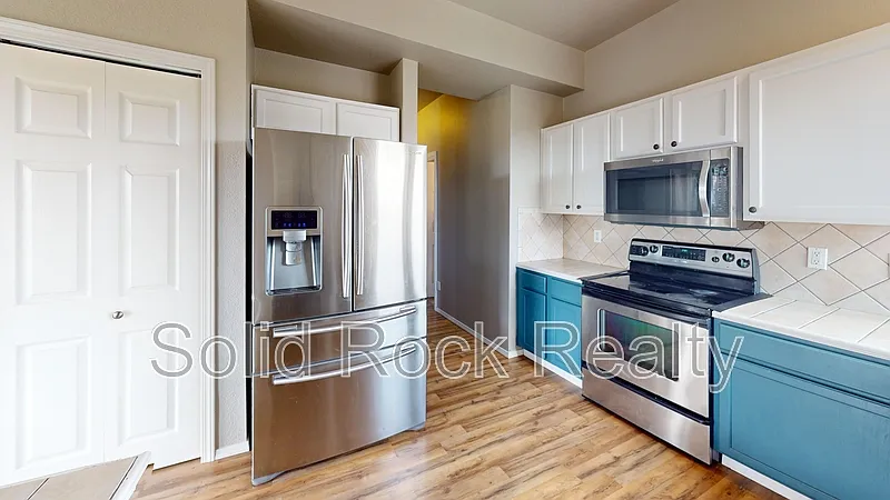 4 bed, 3.5 bath, 2112 sqft, $2,500 — Photo 3