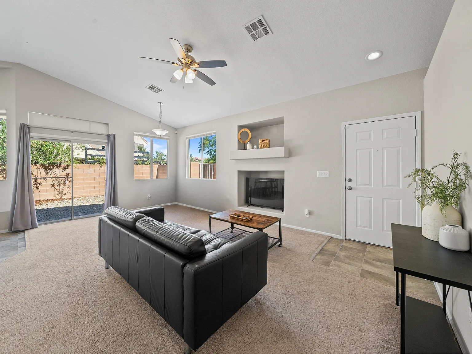 3 bed, 1144 sqft, $1,995 — Photo 2