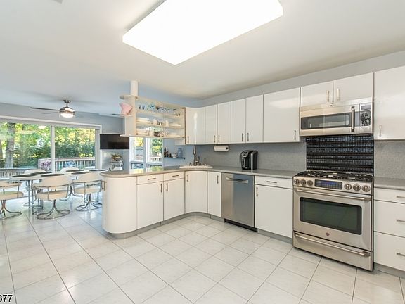 3rd image of 34 Reston Rd