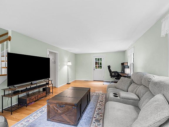 5th image of 16 Cindy Avenue