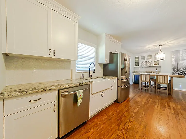 1117 Eisenhower Dr — Photo 9