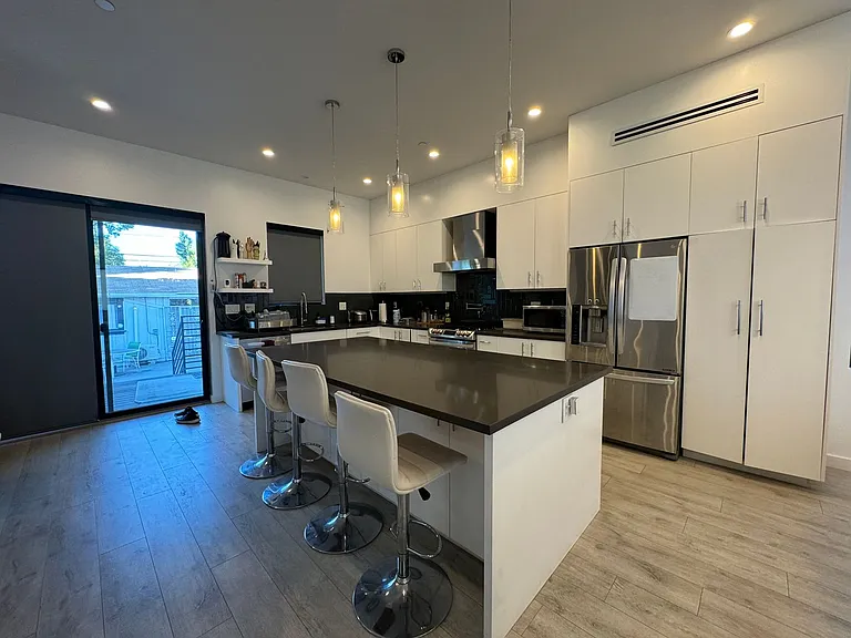 143 N Ardmore Ave — Photo 5
