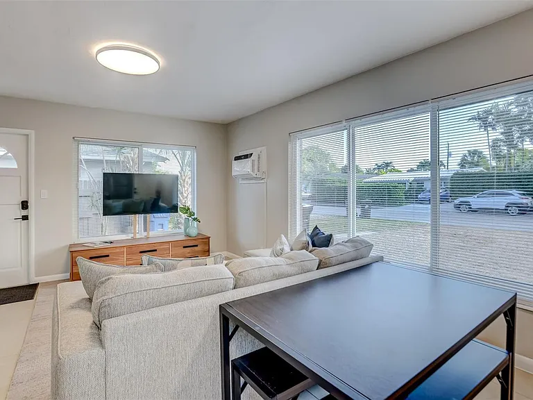 1005 NE 17th Ct — Photo 3