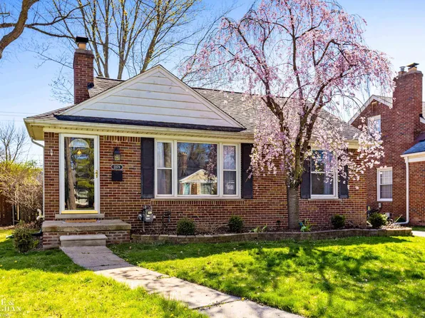 2279 Stanhope St, Grosse Pointe Woods, MI 48236