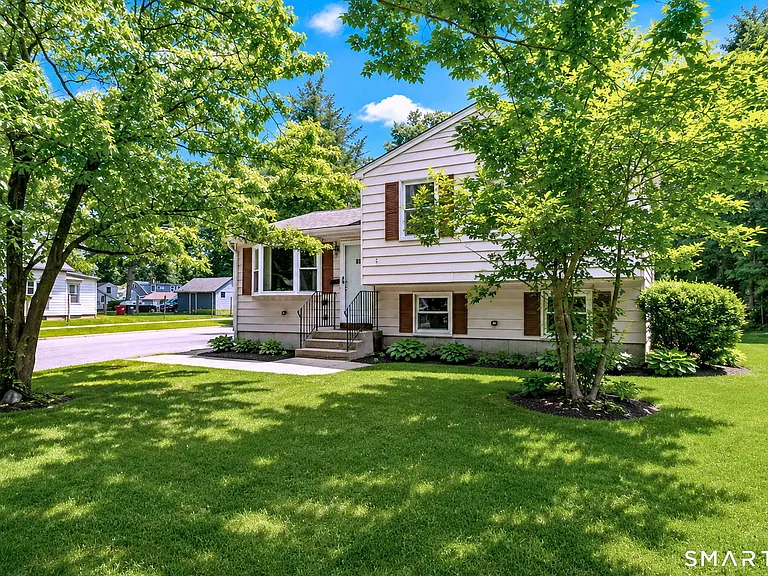 68 Pond Hill Rd — Photo 1
