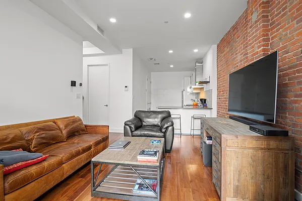 Rented by Anchor Associates | media 13