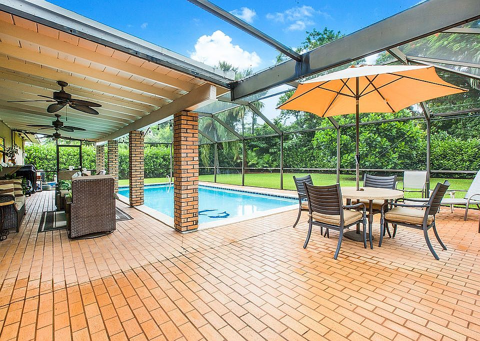 pool/patio area