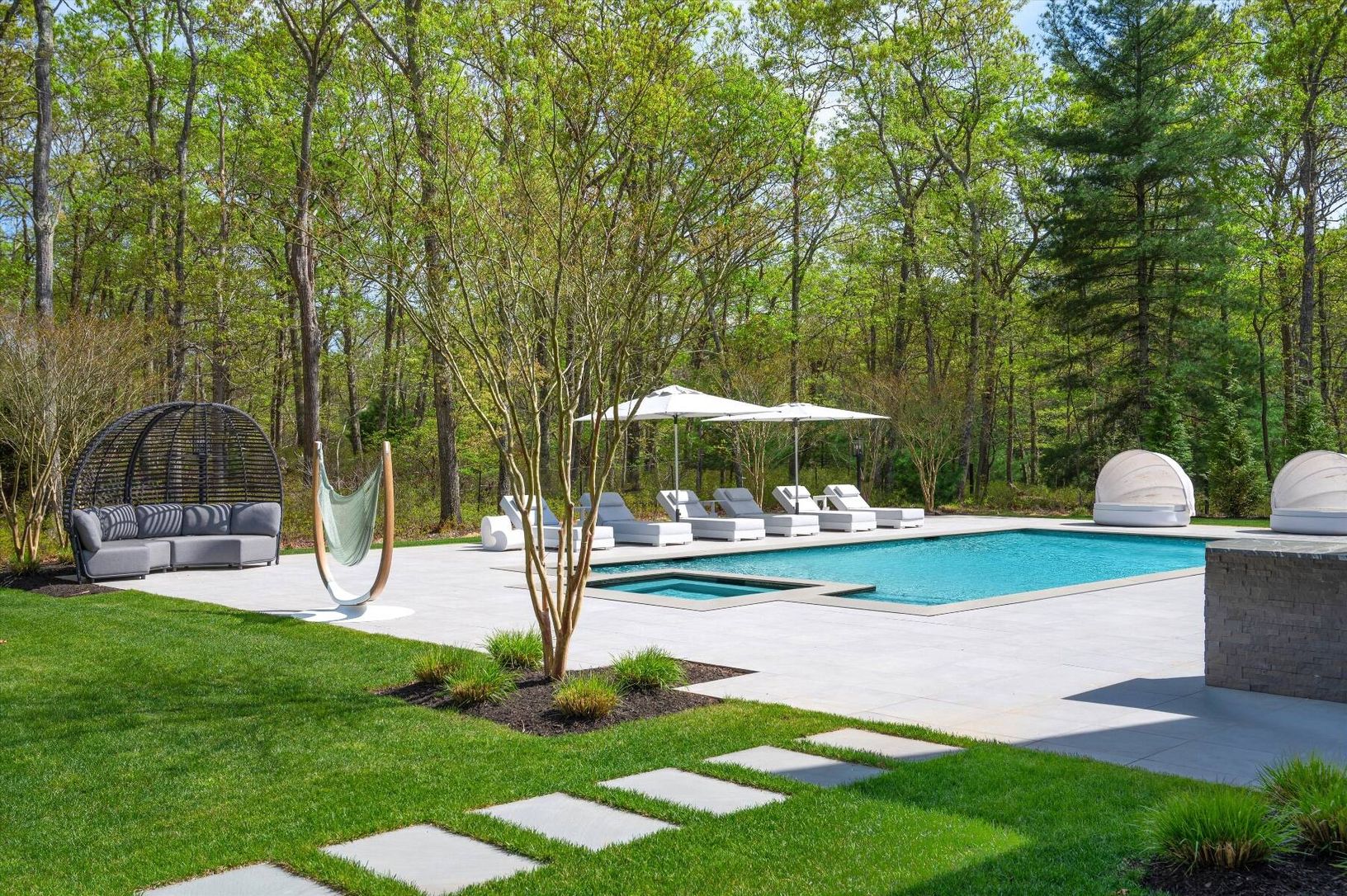  Manicured Resort Like Grounds
