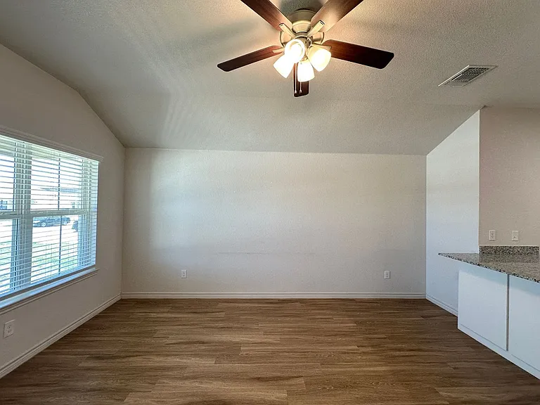 1813 Clovis Dr — Photo 6