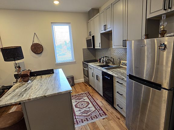 2nd image of 2533 Poplar St Floor 1