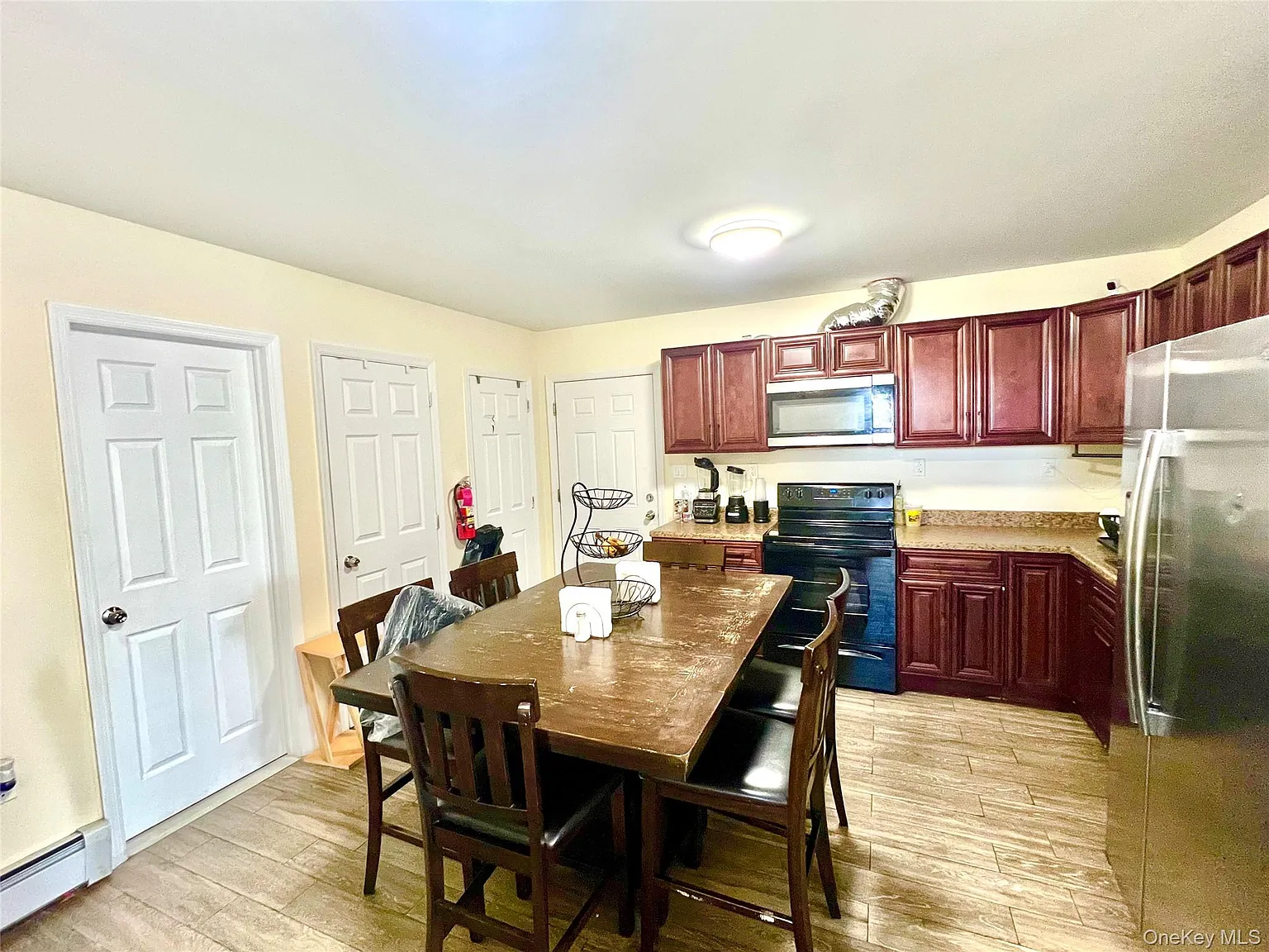 3 bed, 2.0 bath, 750 sqft, $1,900 — Photo 2