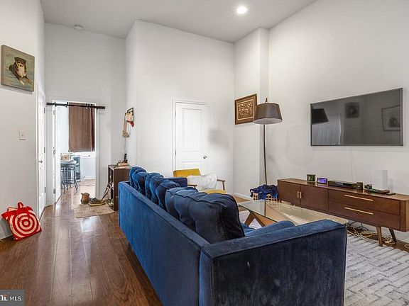 3rd image of 1631 W Girard Ave
