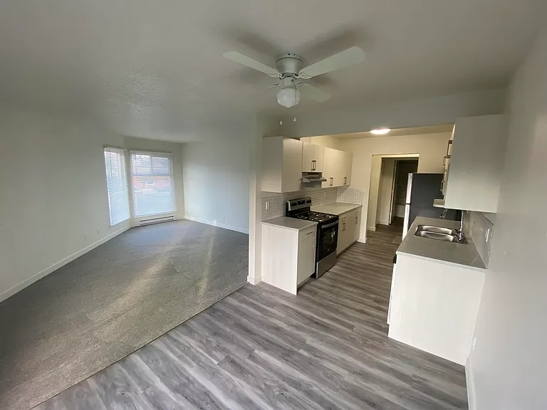 1055 Saint George Cres #B-4 — Photo 6