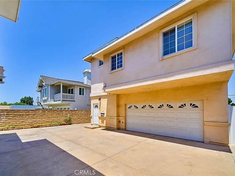 2108 Santa Fe Ave — Photo 3