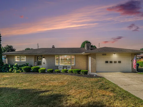 1050 S Trail Ln, Saint Joseph, MI 49085