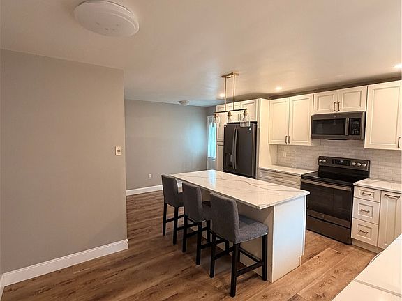 5th image of 263 Hillcrest Dr