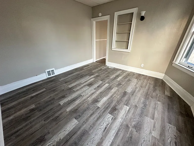 1942 S Park Ave — Photo 14