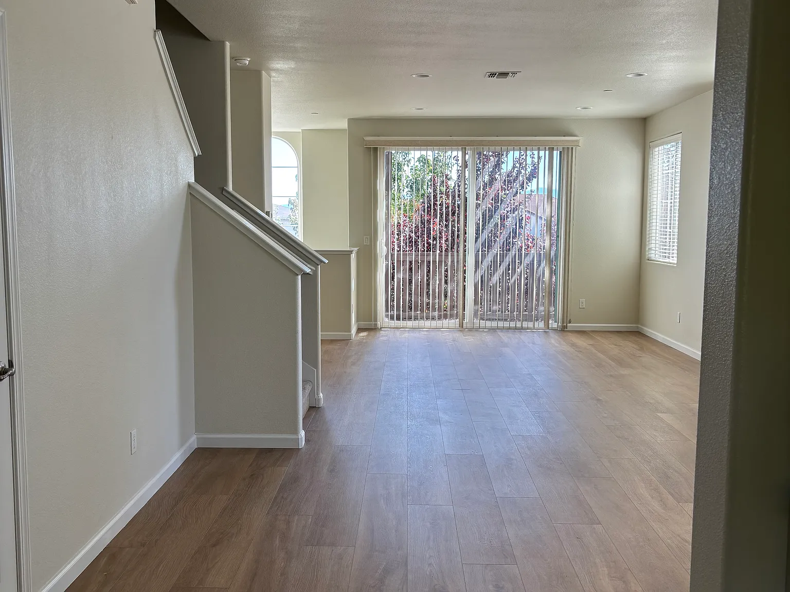 4 bed, 3.5 bath, 2006 sqft, $4,900 — Photo 1