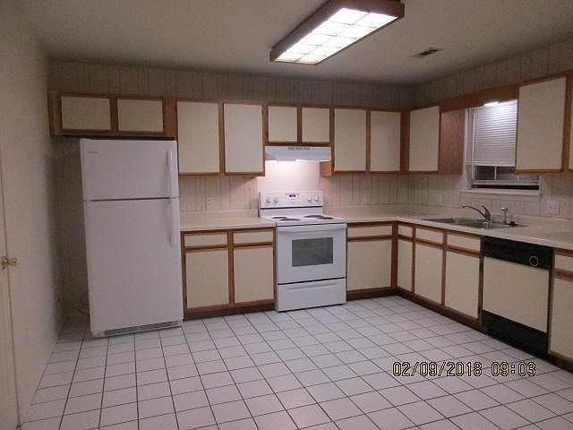 1st image of 1403 Camellia Dr #B