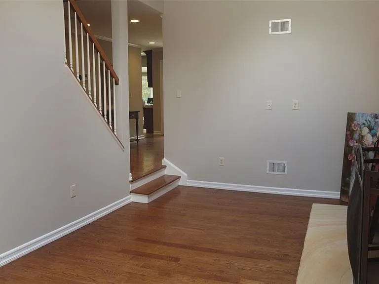220 Butternut Dr — Photo 3