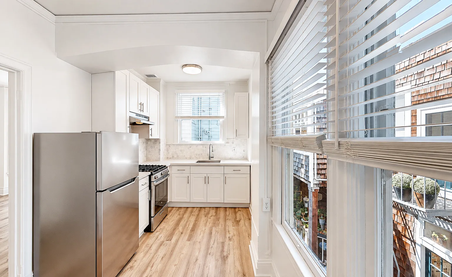 Spacious Updated Hayes Valley Studio — Photo 3