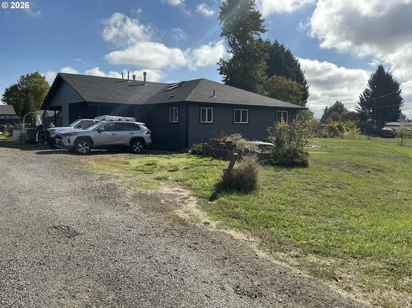 785 S 6th St, Harrisburg, OR 97446