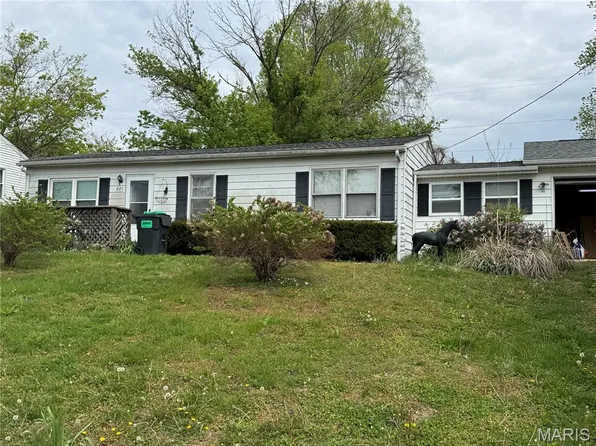 621 Bernard Dr, Belleville, IL 62223