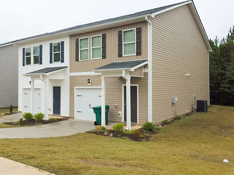 288 Oakwood Dr — Photo 2