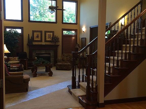 2nd image of 622 Primrose Ln