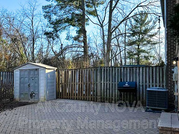 4th image of 9821 Lakepointe Dr