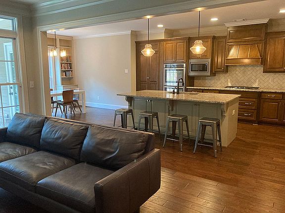 Living/kitchen/breakfast