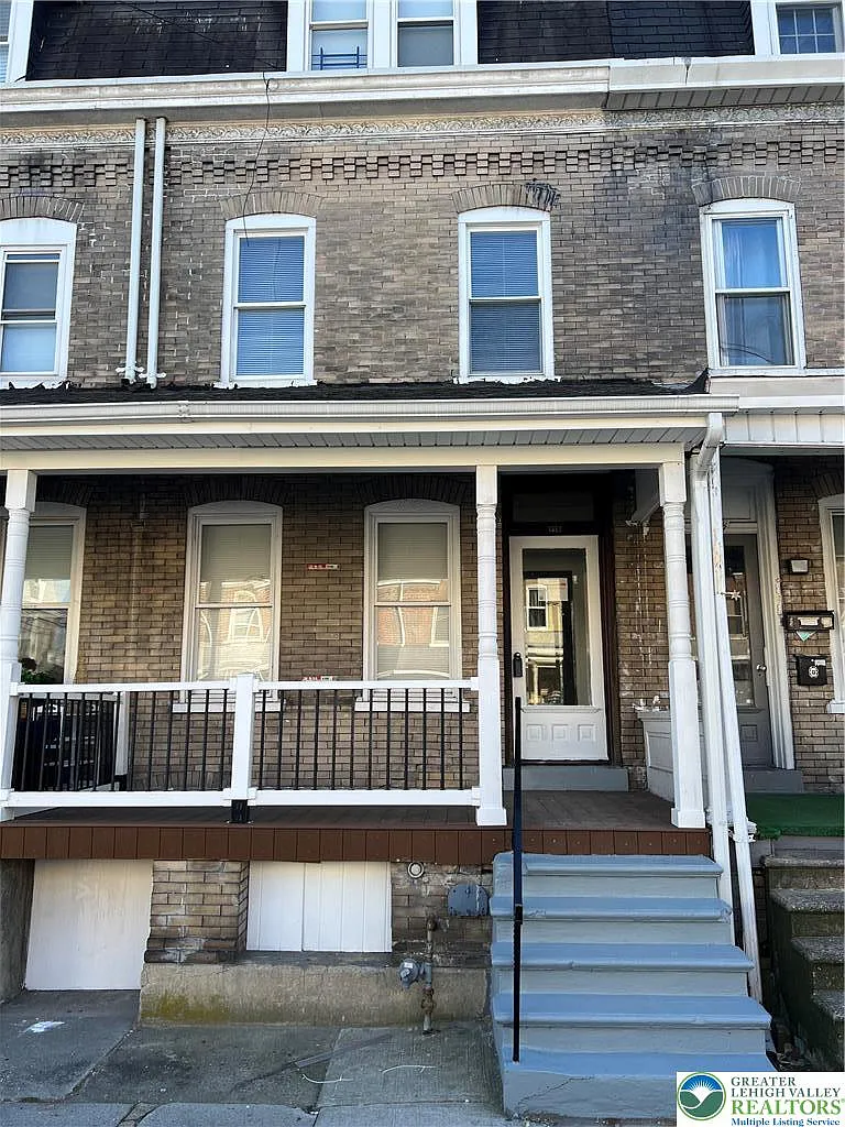 1 bed, 1000 sqft, $1,049 — Photo 1
