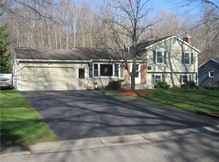 914 Little Bardfield Rd, Webster, NY 14580