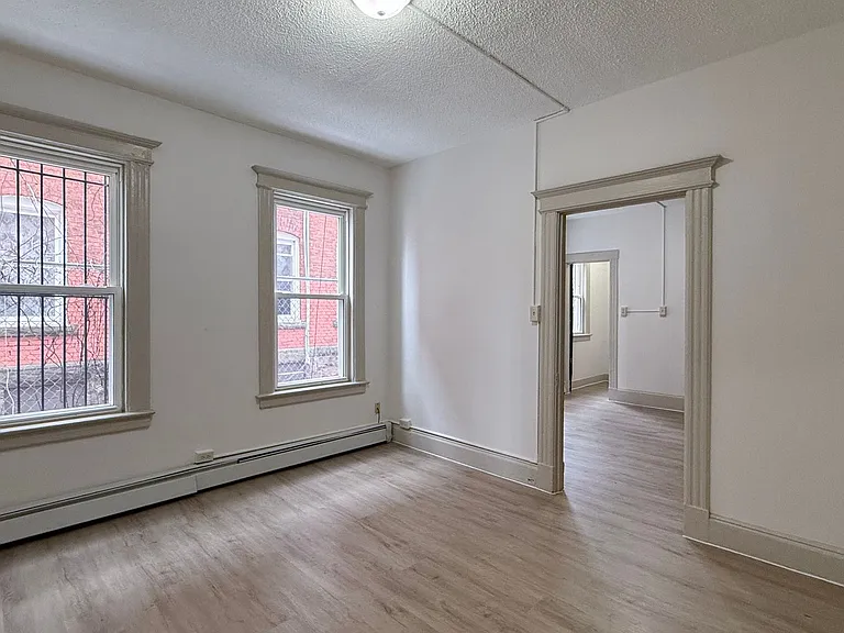 31-33 Bond St — Photo 7