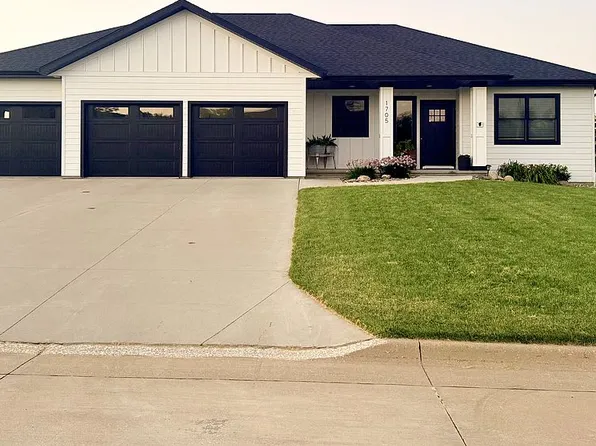 1705 2nd St NE, Orange City, IA 51041