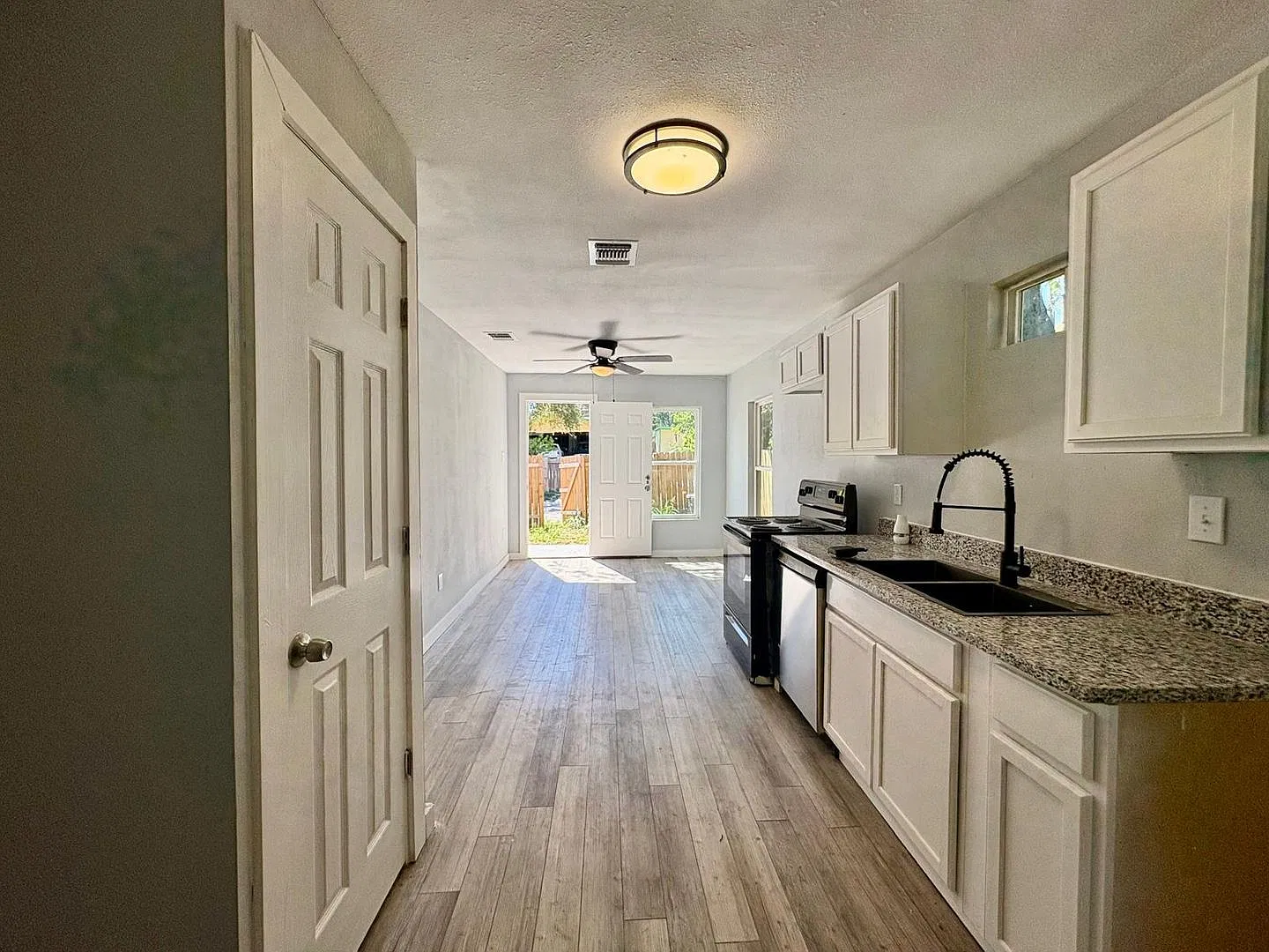 Fall Special: Remodeled 3/2 Home for Just $1,099! — Photo 4