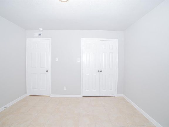 2nd image of 2010 N Travis St