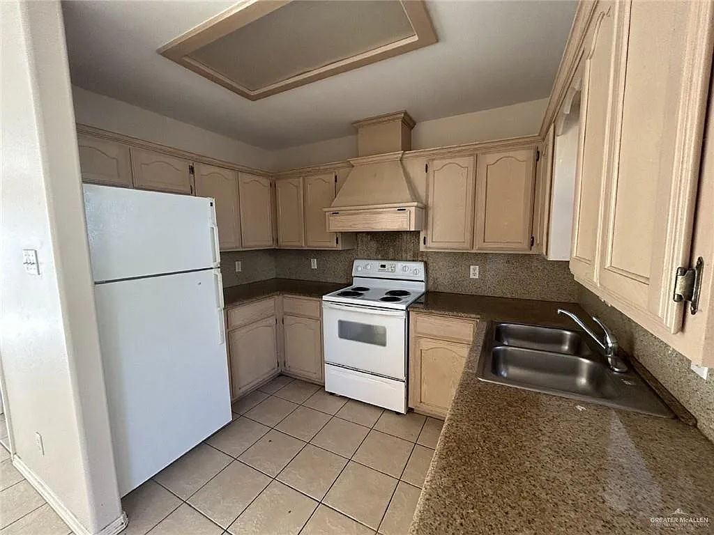 3 bed, 2.0 bath, 4704 sqft, $925 — Photo 4