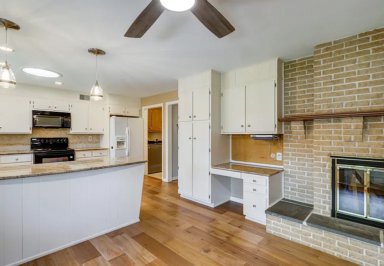 1827 Larchmont Ln — Photo 19
