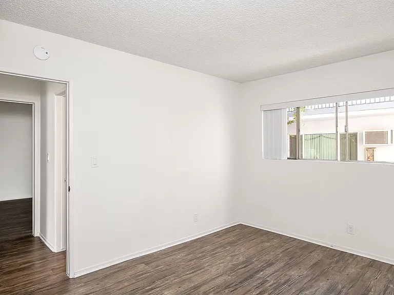 367 W Lexington Dr — Photo 12