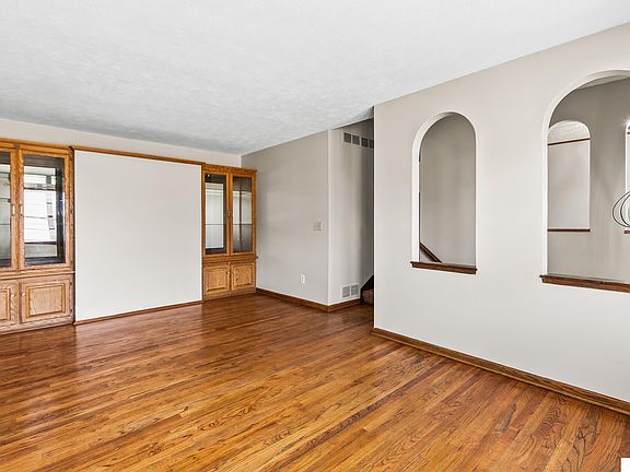 4th image of 11061 Decatur St