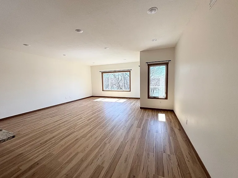 575 Main St W — Photo 9
