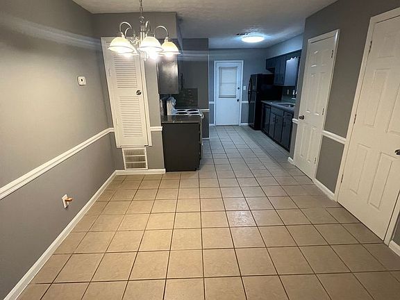 4th image of 501-503 Charleston Ln