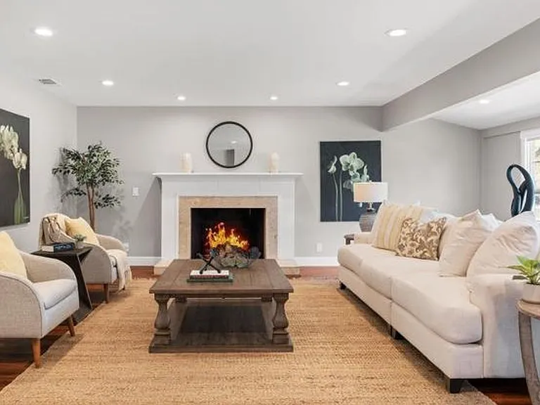 1261 Davis Ave — Photo 4