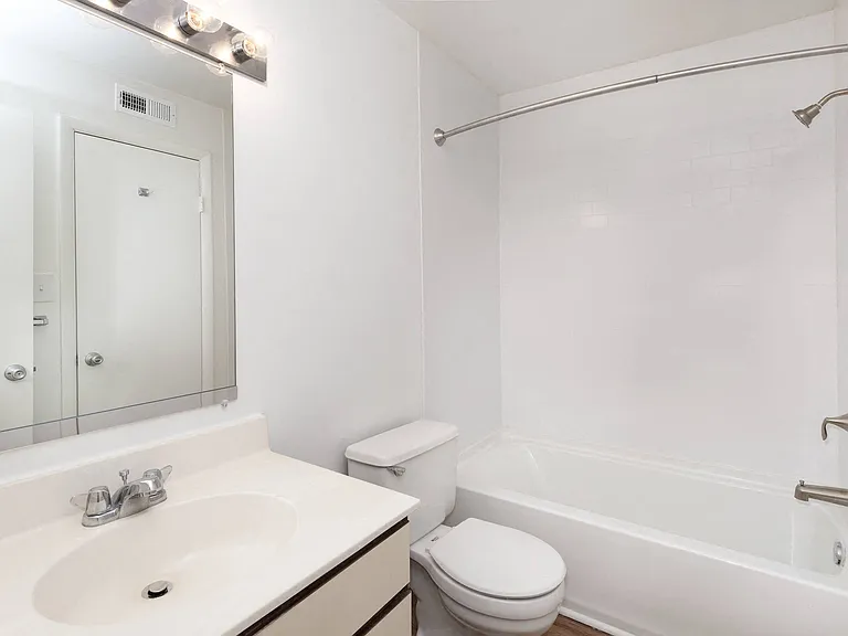 Bathroom with shower/tub