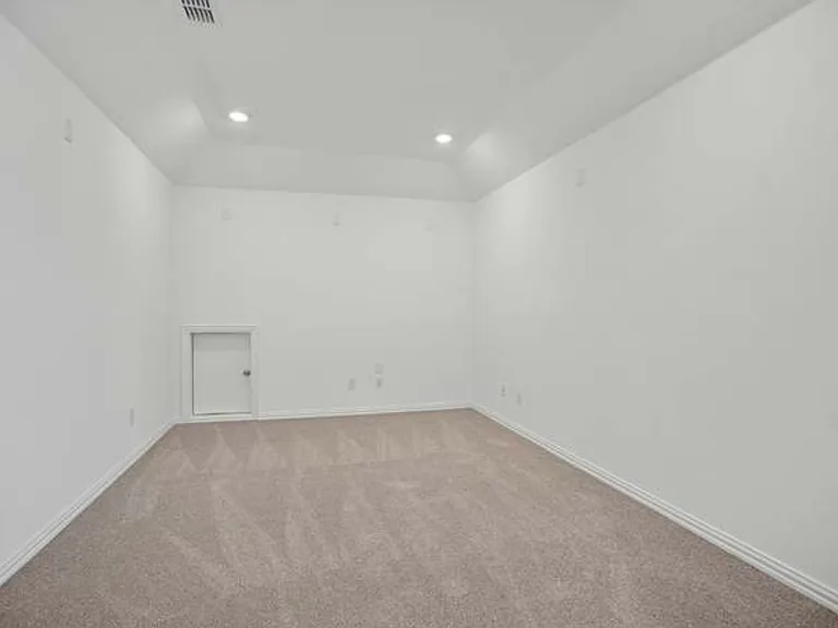 909 Bluebell St — Photo 8