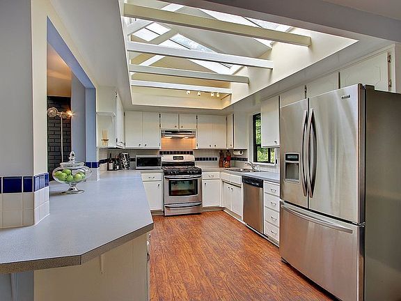 Kitchen w/ skylights, stainless appliances